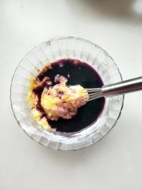 加入黑枸杞水搅拌均匀