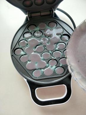 然后倒入面糊，用刮板稍微挂均匀。