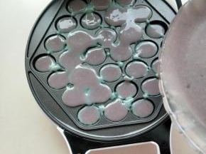 然后倒入面糊，用刮板稍微挂均匀。