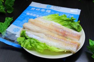 鳕鱼条在室温内解冻，洗净，切块；（准备给小孩吃的，所以只采用鱼厚度块，尾部处用来煮汤）