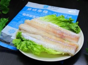 鳕鱼条在室温内解冻，洗净，切块；（准备给小孩吃的，所以只采用鱼厚度块，尾部处用来煮汤）
