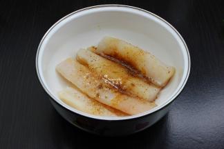 放油、盐、食材、姜粉、五香粉腌制10分钟；