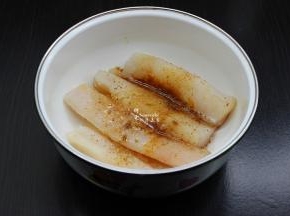放油、盐、食材、姜粉、五香粉腌制10分钟；
