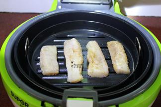 烤盘涂抹一点点油，摆放鱼块