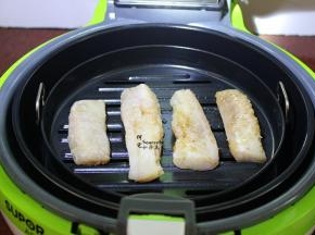 烤盘涂抹一点点油，摆放鱼块