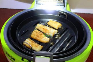 烤至15分钟的时候，撒一点五香粉粉，继续烤