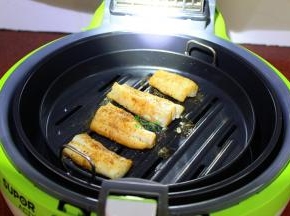 烤至15分钟的时候，撒一点五香粉粉，继续烤