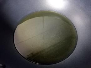 热锅倒油烧至八成热。