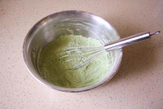 将所有粉类过筛到一个干净盆里，搅拌均匀