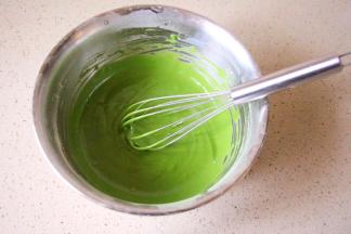 搅拌到面糊非常细腻，无颗粒