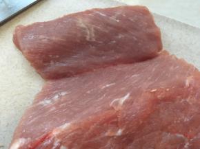 做肉松最好选猪后腿上的精肉，没有筋的那种，肉都有纹理，切肉片的时候顺着纹理切片