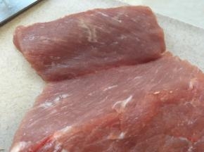 做肉松最好选猪后腿上的精肉，没有筋的那种，肉都有纹理，切肉片的时候顺着纹理切片