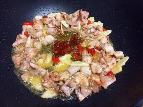 接着放入一勺豆瓣酱翻炒出香味。