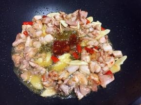 接着放入一勺豆瓣酱翻炒出香味。