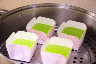 冷水上锅，水开后小火蒸15分钟