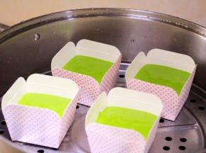 冷水上锅，水开后小火蒸15分钟