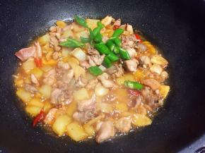 起锅前放入青椒段翻炒片刻即可。