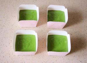 将面糊分别倒入四个纸杯里