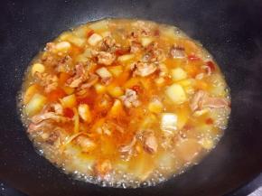 加入适量清水没过菜即可。开中火煮至汤汁浓稠。