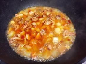 加入适量清水没过菜即可。开中火煮至汤汁浓稠。