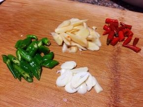 将青椒切段，大蒜切片，泡椒切段，泡姜切片备用。