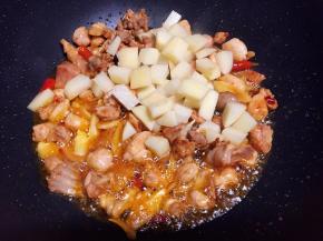 加入适量生抽和土豆丁翻炒均匀。