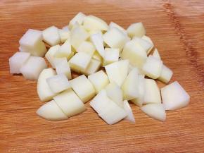 土豆去皮切丁。