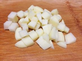 土豆去皮切丁。