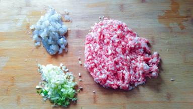梅花肉剁肉糜，葱，姜剁碎，大虾去皮去虾肠剁碎。