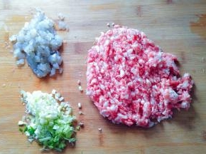 梅花肉剁肉糜，葱，姜剁碎，大虾去皮去虾肠剁碎。