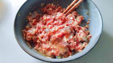 放入半个蛋清。