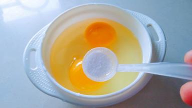 鸡蛋打入碗中放入一点点盐打散。