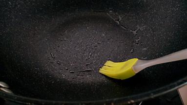 锅中刷一层油。
