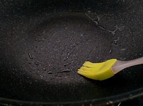 锅中刷一层油。
