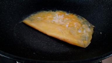 倒入蛋液小火加热，至蛋液凝固取出。