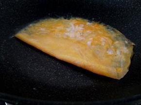 倒入蛋液小火加热，至蛋液凝固取出。