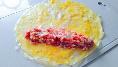 取出蛋皮，放入肉糜。