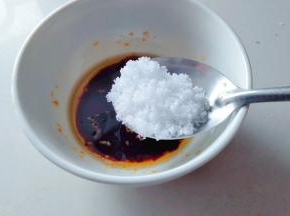 另外调一碗料汁:用生抽1茶匙，砂糖半茶匙，鸡精适量，香油几滴搅拌融化，做料汁。喜欢辣味的放一点辣椒味道也不错。