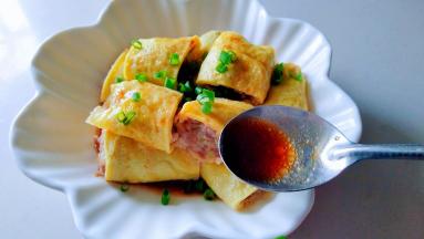 蒸碗出锅，撒上适量葱碎和料汁即可。