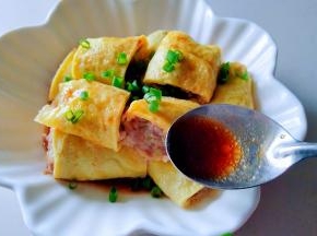 蒸碗出锅，撒上适量葱碎和料汁即可。