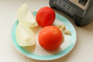 准备好要用破壁机搅拌的食材。 西红柿不需要切碎，整个搅拌就可以。蒜粒和洋葱，这些都是做意面酱的经典配料。