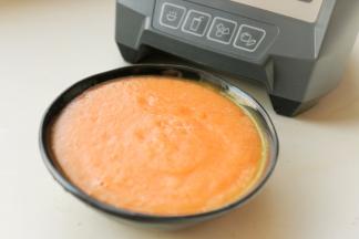 酱汁细腻均匀，很浓郁，没有颗粒感。一打开破壁机的盖子，浓郁的洋葱和大蒜的气息扑鼻而来，眼睛一下子有了想流泪的冲动。说明真正的打破了细胞壁，完全释放了食材的营养，是真正的破壁，营养更易被身体吸收。有了酱料，开始制作营养更易吸收的番茄肉酱意面。