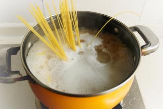 汤锅加水，烧开后放入意面开始煮，煮的时候加少许橄榄油和盐，根据包装上的提示煮面9分钟，至意面没有硬芯。 煮好的意面捞出来待用。