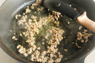 炒锅加油，烧热后放入姜末，爆出香味后，放入肉末翻炒至肉变色。