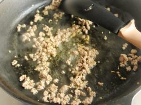 炒锅加油，烧热后放入姜末，爆出香味后，放入肉末翻炒至肉变色。