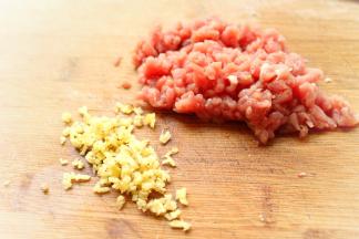 里脊肉切成肉末，姜也切末。