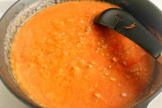 倒入用汉美驰破壁机制作的番茄酱汁，继续翻炒，会闻到浓郁的香味。