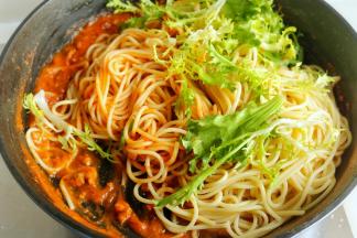 加入刚才煮好的意面，翻炒均匀，使酱汁裹满意面。