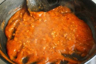 继续大火煮开，炒至酱汁浓稠，加入黑胡椒和盐调味。