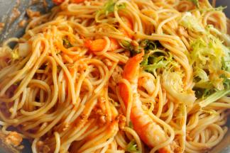 关火，放入提前煎好的对虾，再加入少许苦菊，翻拌均匀即可。